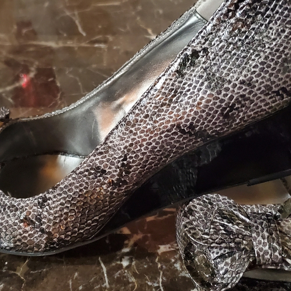 Women's snakeskin print shoe